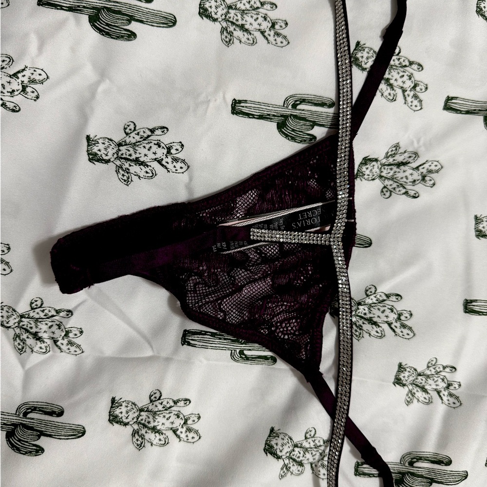 Victoria's Secret Very Sexy shine strap v-string panty